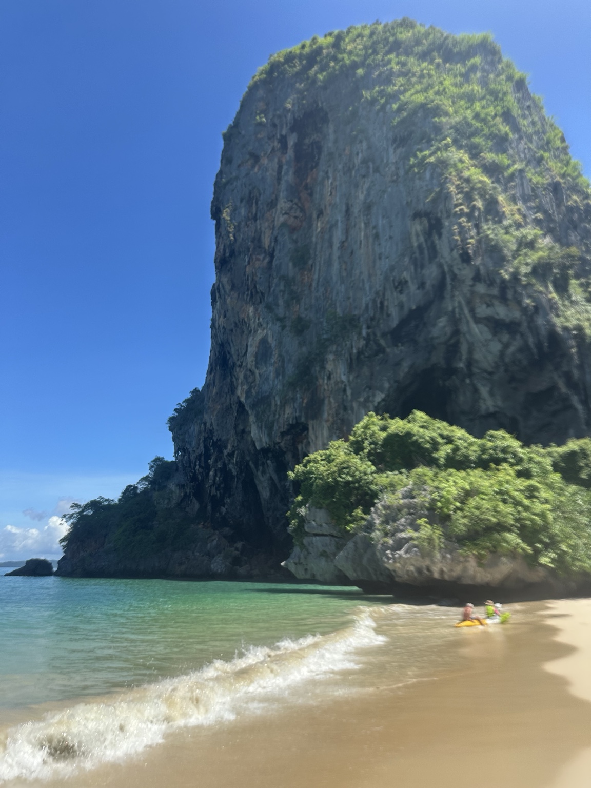 Railay’s limestone cliff above the beach and turquoise water